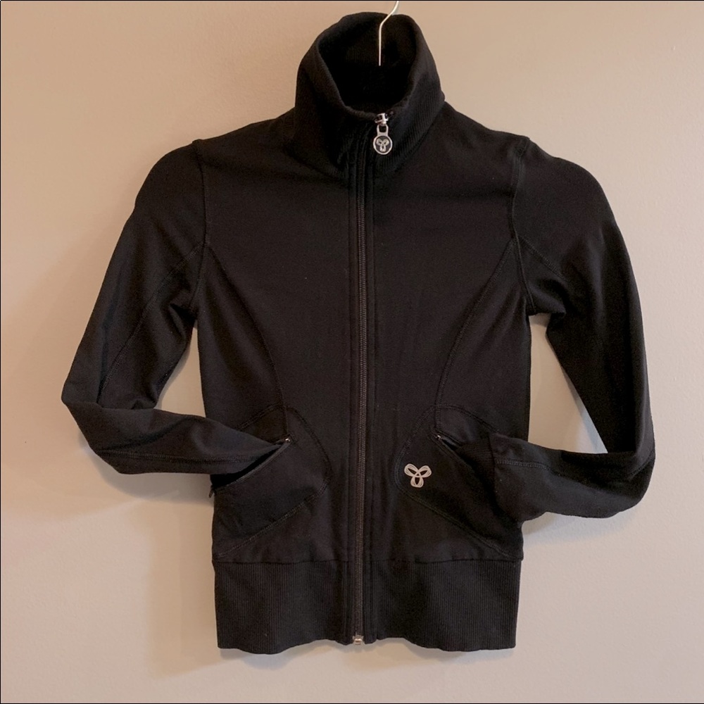 TNA Aritzia black cropped lightweight athletic zip up sweater